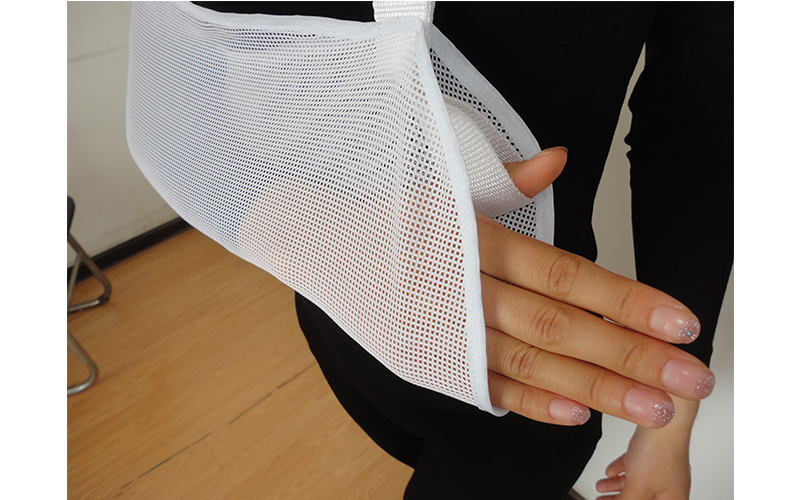 Single layer mesh arm sling shoulder support